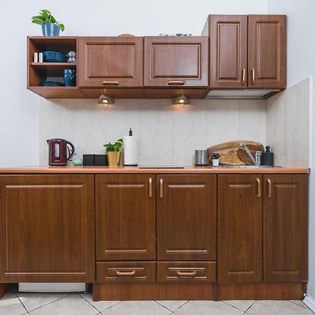 2 Bedroom Apartment Next To The Main Railway Station - By Upstairs Cracovia Esterno foto