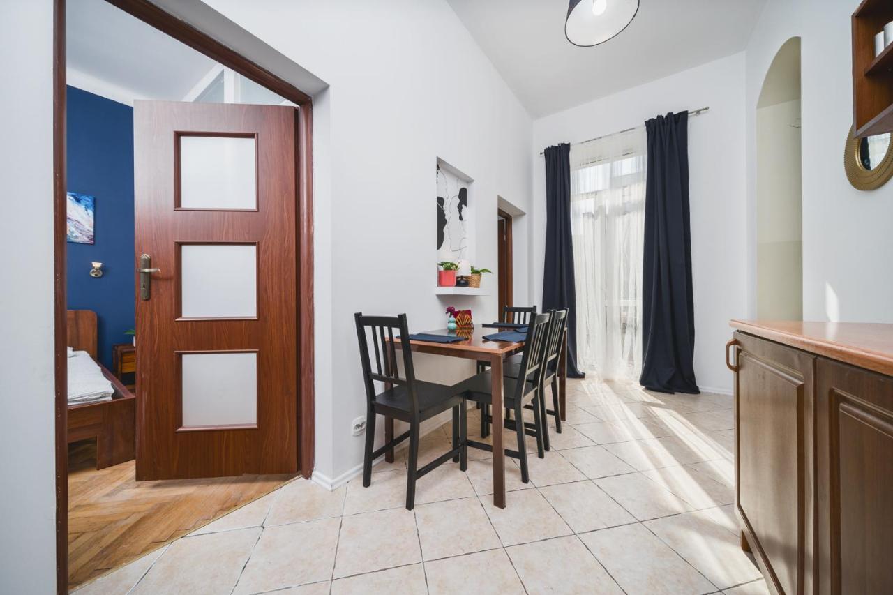 2 Bedroom Apartment Next To The Main Railway Station - By Upstairs Cracovia Esterno foto