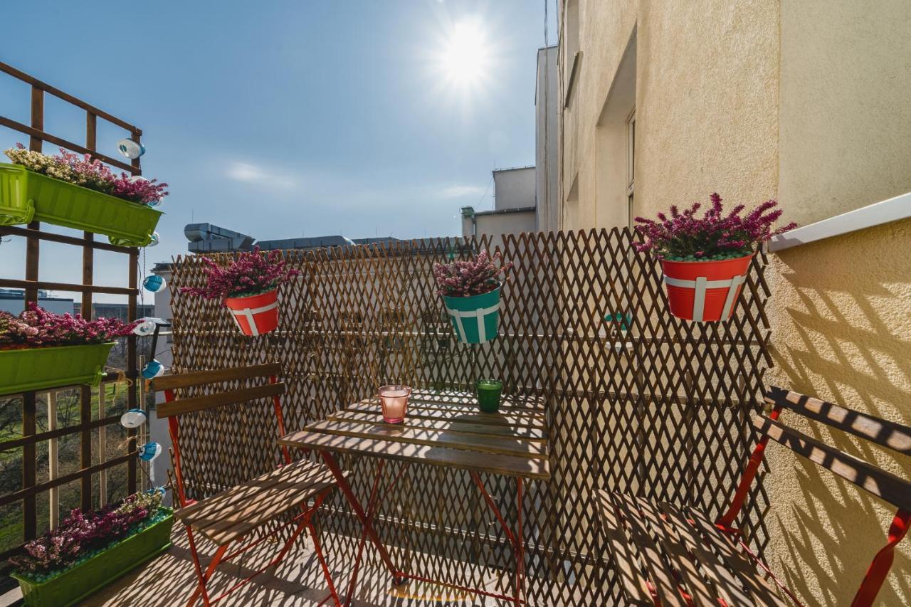 2 Bedroom Apartment Next To The Main Railway Station - By Upstairs Cracovia Esterno foto