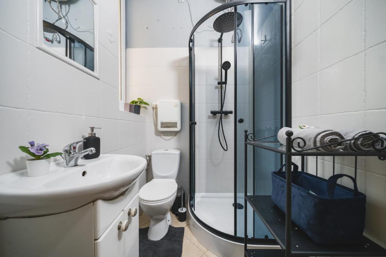 2 Bedroom Apartment Next To The Main Railway Station - By Upstairs Cracovia Esterno foto